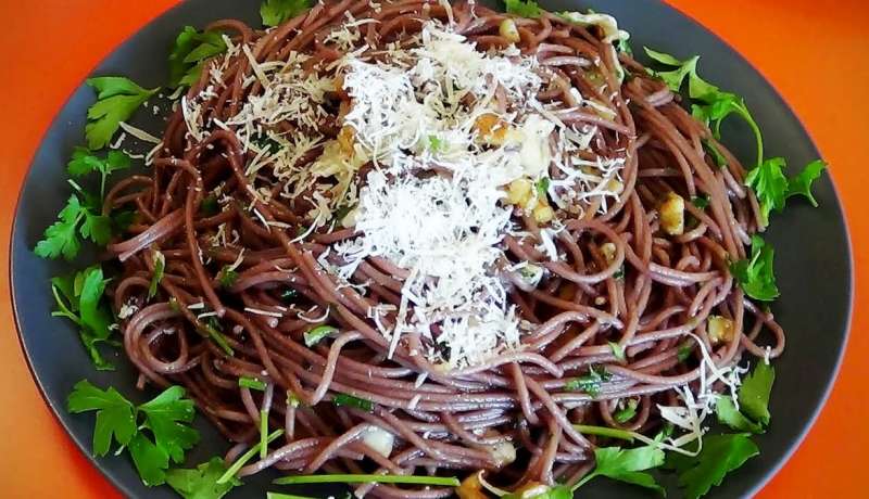 ESPAGUETIS AL VINO TINTO