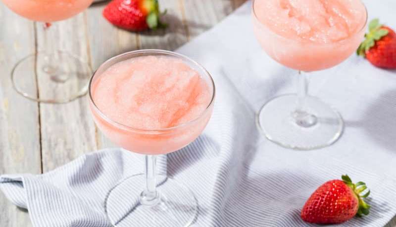 RECETA cold-refreshing-frozen-rose-wine-cocktail-P8AS8V4