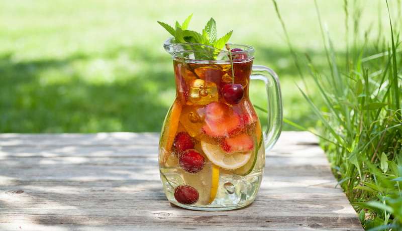 RECETA homemade-lemonade-or-sangria-X6YE74A