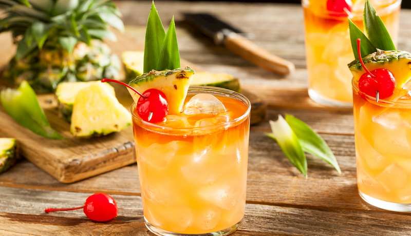 RECETA homemade-mai-tai-cocktail-P9AP87A