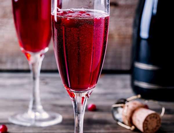 refreshing-cocktail-with-sparkling-wine-and-cranbe-PAAP96B